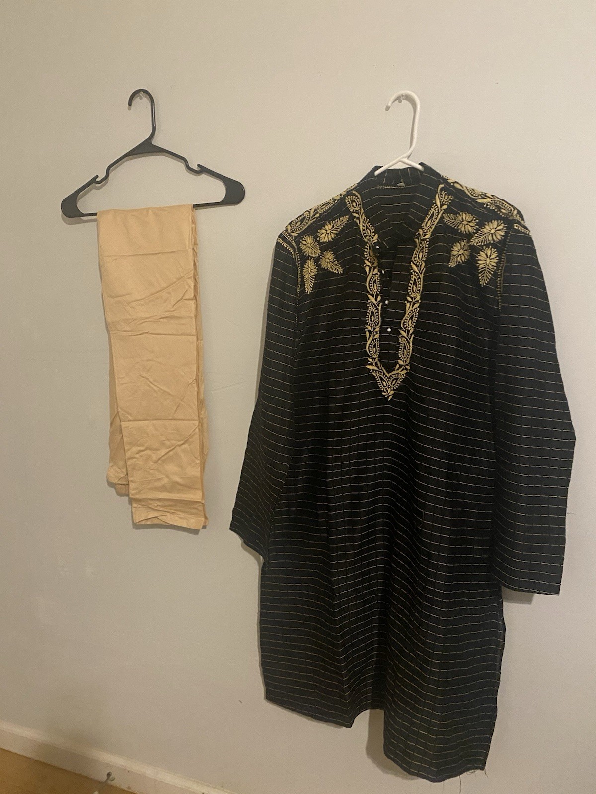 Indian Black & Beige Embroidered Silk Blend Kurta/Salwar Set Men’s Size 44