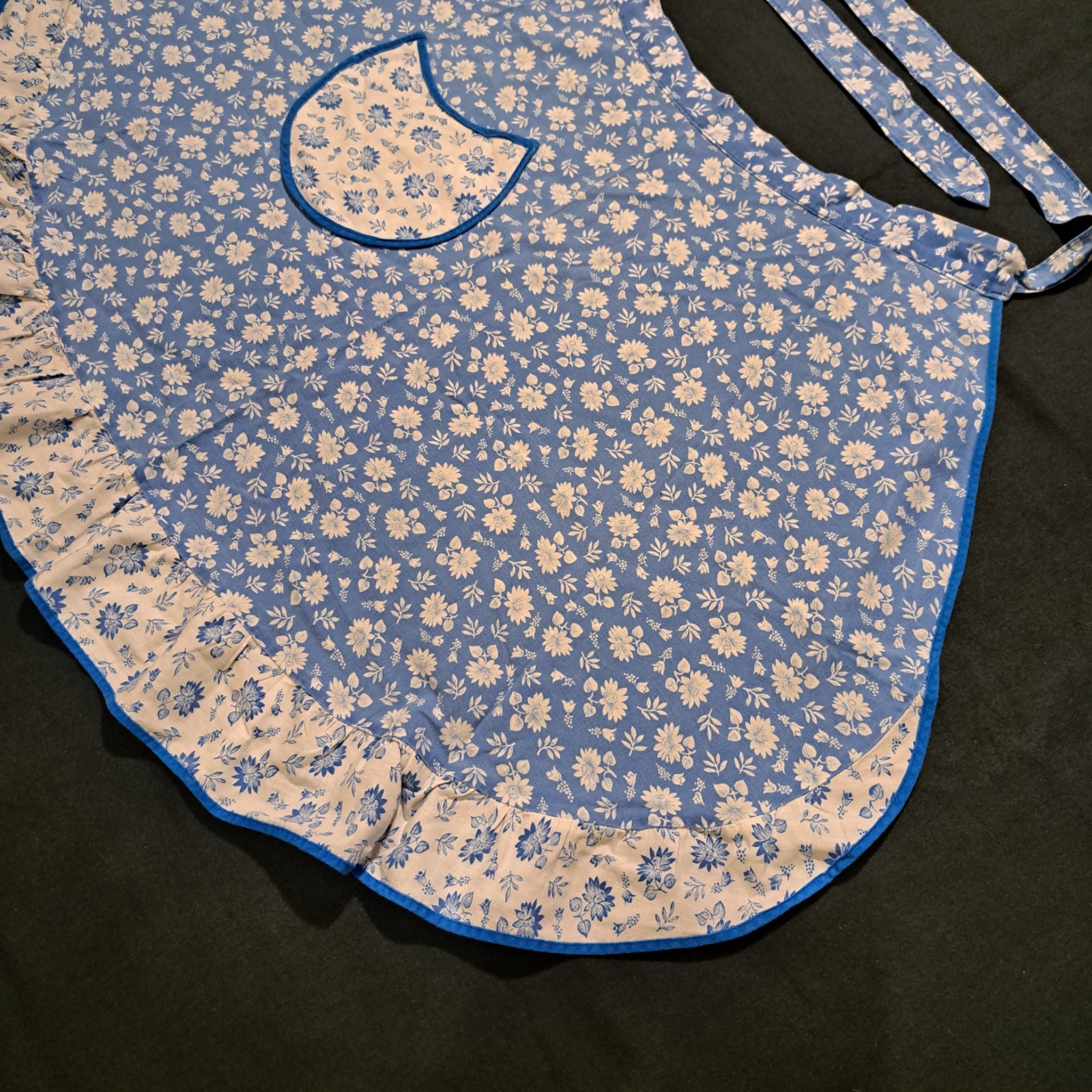 Vintage Bavarian Dirndl Apron – Blue & White Floral Cotton – Oktoberfest Germany