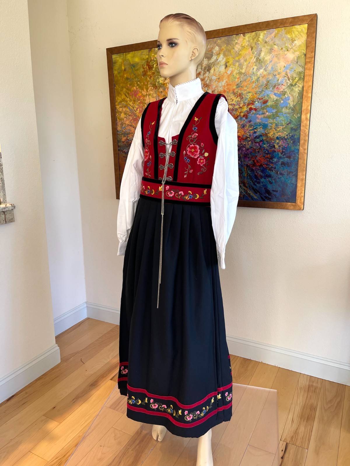 M/L NORWEGIAN EU 38/40 BUNAD FESTDRAKT & APRON from Norway adjustable