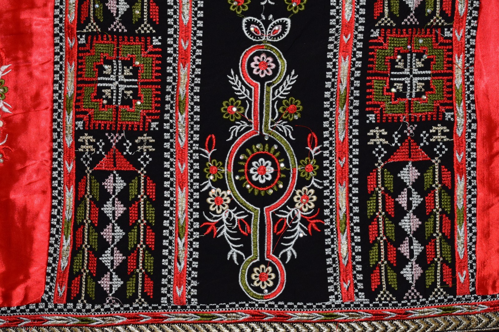 Palestinian Tatreez Thobe – Red Satin Panel & Embroidered Maxi Dress – Abaya