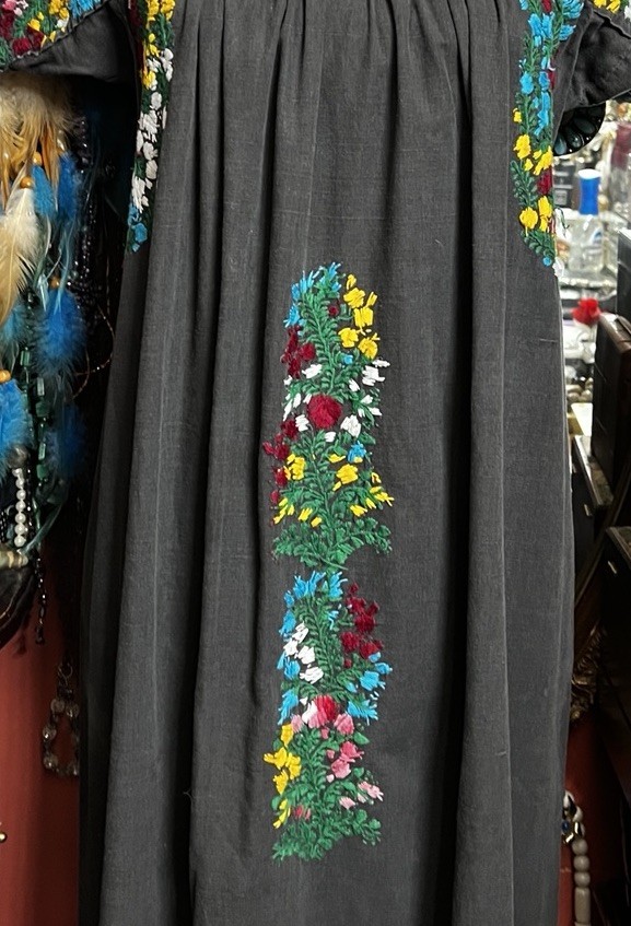 VERY PRETTY MEXICAN OAXACAN CHARCOAL BLACK MULTI COLOR EMBROIDERY DRESS M/L